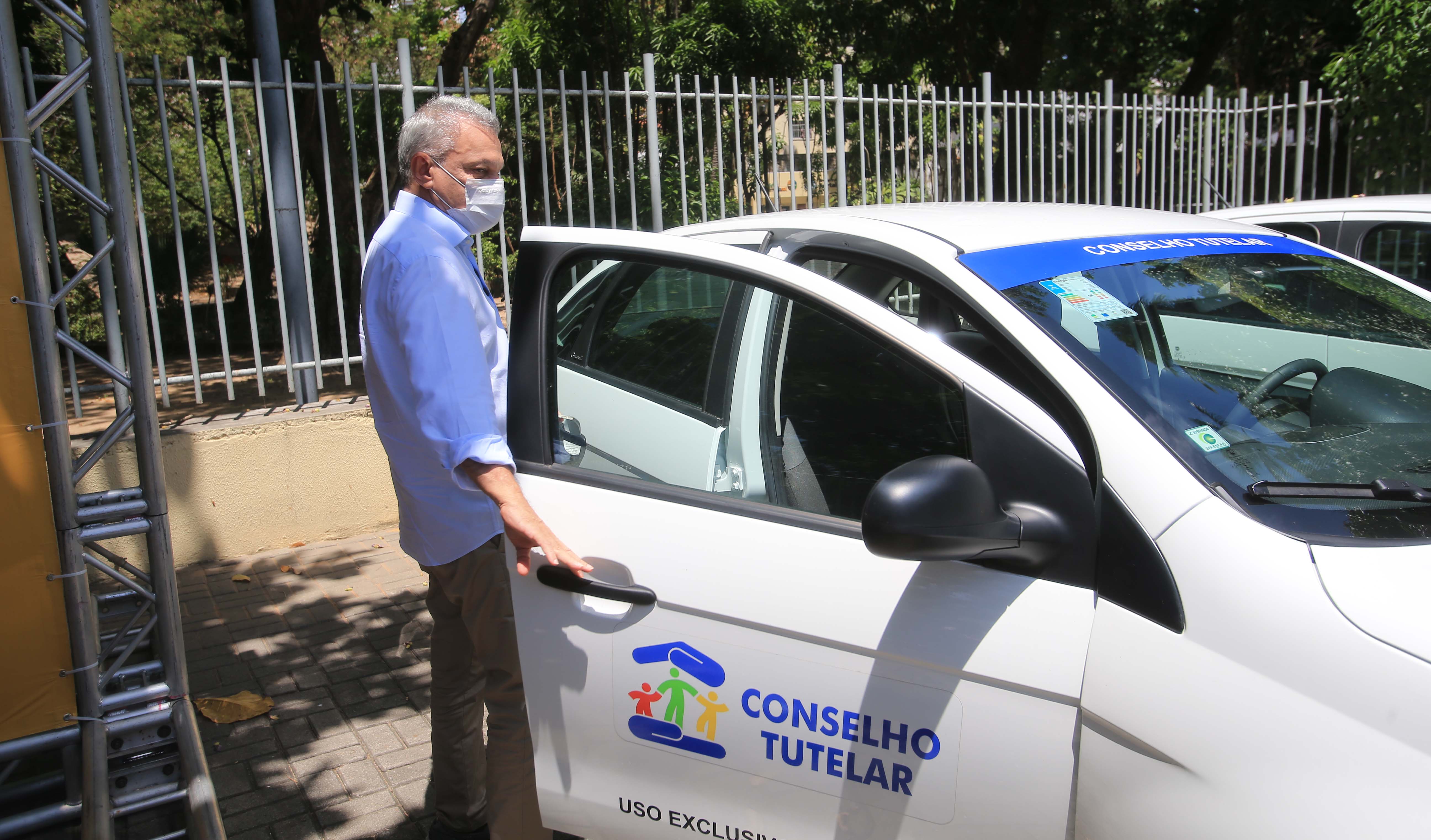 Sarto abre a porta do carro Grans Siena que foi entregue ao Conselho Tutelar